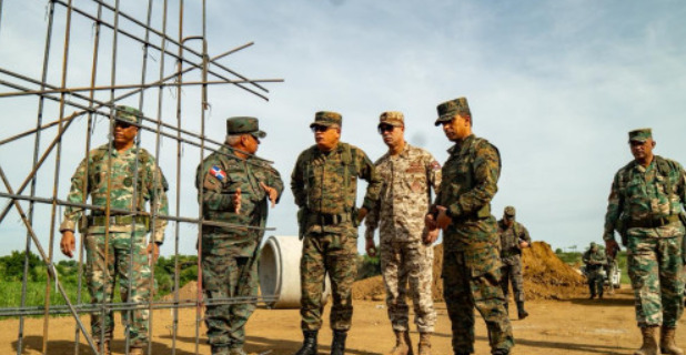 Ministro de Defensa supervisa la frontera y se reúne con directivos de la empresa Codevi