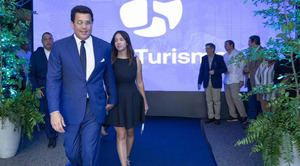 David Collado recibe distinción de la ONU Turismo en emotivo momento junto a su hija