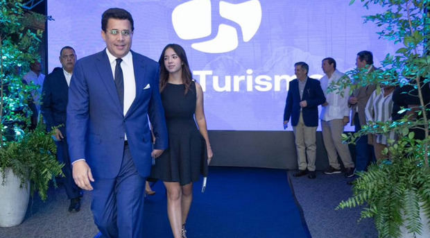 David Collado recibe distinción de la ONU Turismo en emotivo momento junto a su hija.