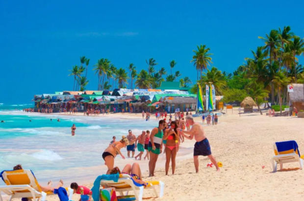 República Dominicana duplica llegadas de turistas en comparación con su población, según ONU Turismo.