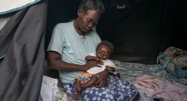 Muchas personas en Haití desplazadas por la violencia, como esta madre y su bebé, luchan por encontrar suficiente comida.