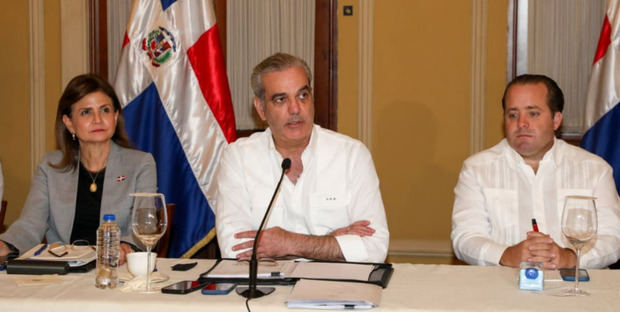 Presidente Abinader dispone suspensión de la docencia y las labores en los sectores público y privado.