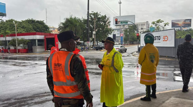 Digesett, MOPC y los ayuntamientos supervisan condiciones de las vías durante paso de la tormenta Melissa.