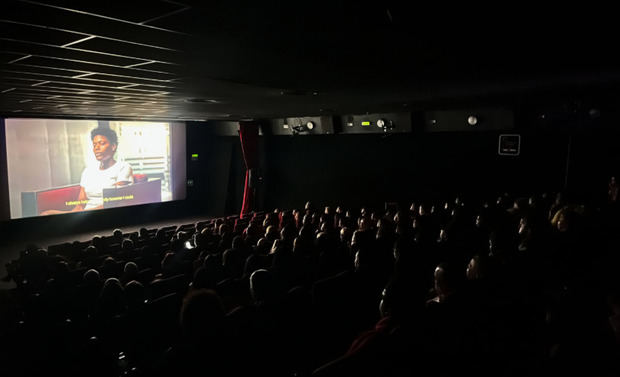 El público disfruta de una proyección durante la muestra 'Todo Cine. Todo Dominicana', celebrada en los Cines Capitol de Madrid.