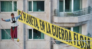 Una activista camina por el cielo de Madrid pidiendo justicia climática al inicio de COP30