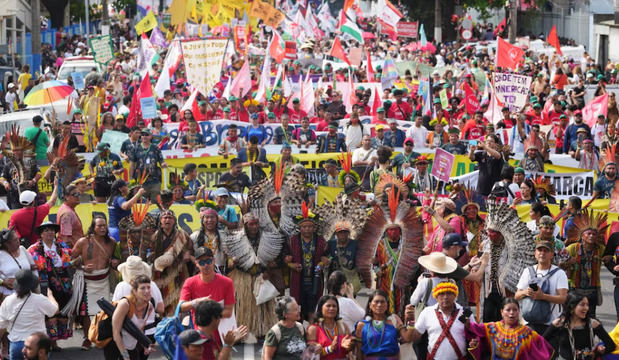 Activistas participan en una protesta climática durante la Cumbre del Clima COP30 de la ONU