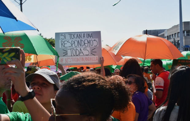 Mujeres dominicanas protestan contra la violencia machista ante la Fiscalía.