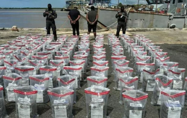 Detienen en Aeropuerto de Américas a hombre vinculado a alijo de 1,360 paquetes de cocaína.