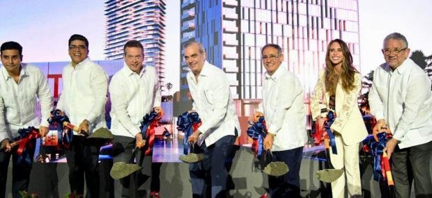 Presidente Abinader da el primer palazo del City Center by Lady Lee en SDE, impulsando la inversión y el empleo