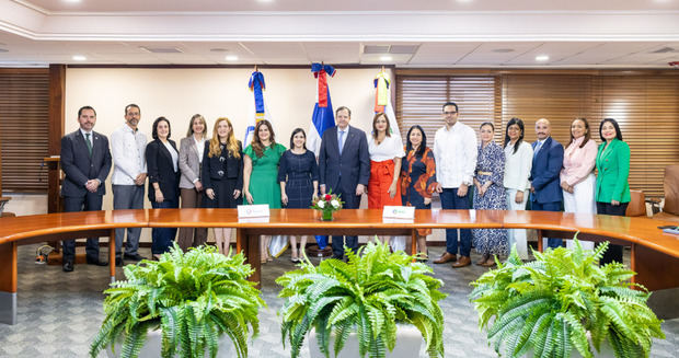 Representantes de ProDominicana y de Banco BHD.