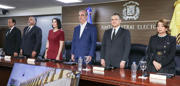 Presidente Abinader y primera dama reciben la primera cédula de identidad y electoral emitida por la JCE