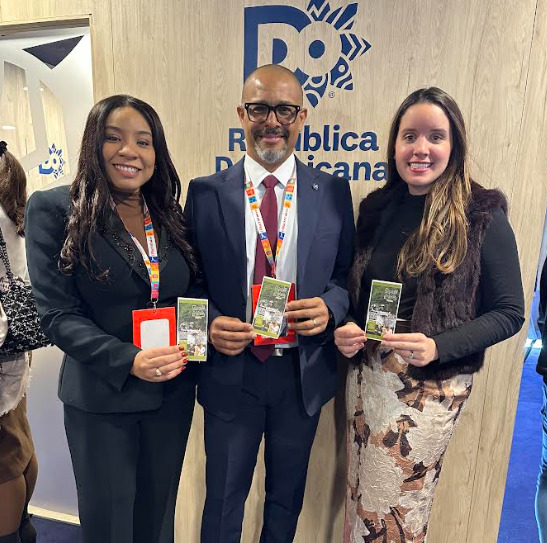 Anny Mariel Gómez junto a Ángel Fernández y Jessica Aja.