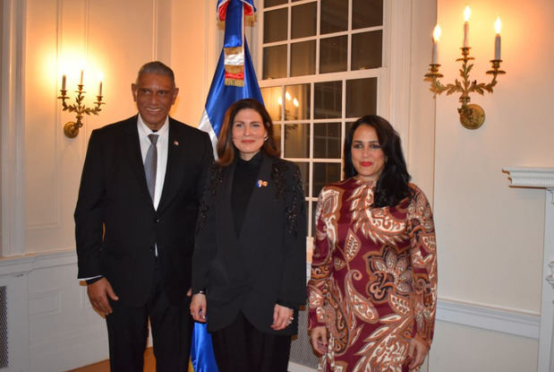 Cónsul General de Nueva York Jesús “Chu” Vásquez, Embajadora María Isabel Castillo Báez, y Viceministra Celinés Toribio