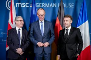 Starmer, Macron y Merz dicen que Europa "debe hacer más" en defensa y seguridad colectiva