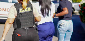 Detienen a una mujer vinculada a 14 paquetes de cocaína decomisados en el AILA