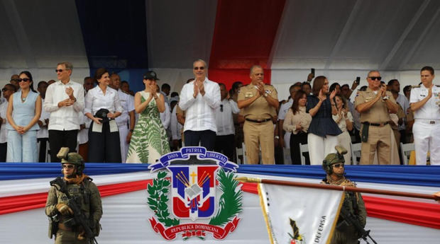 Presidente Abinader encabeza desfile militar.