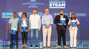 Presidente Abinader otorga 8,000 becas del programa Generación STEAM a jóvenes dominicanos