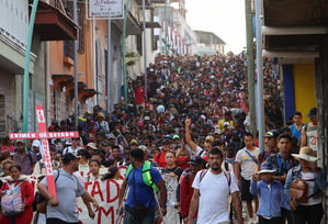 Migrantes recrean un viacrucis para visibilizar la crisis migratoria en el sur de México