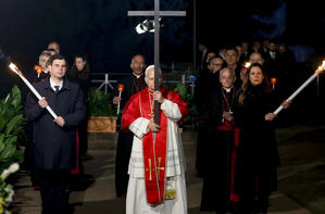 León XIV recupera la tradición de portar la cruz en multitudinario viacrucis en el Coliseo