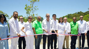 Presidente Abinader entrega nueva plaza de vendedores en playa de Sosúa