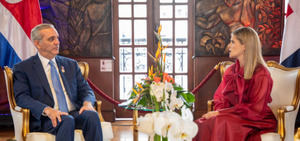 Abinader y Laura Fernández Delgado dialogan sobre cooperación en reunión bilateral