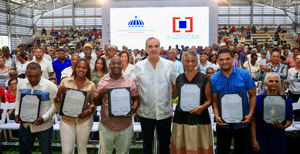 Presidente Abinader entrega 1,500 títulos de propiedad en Nuevo Domingo Savio