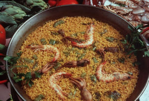 Una paella exprés del inventor del ramen instantáneo promete saborear España en 5 minutos