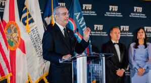 Presidente Luis Abinader regresa al país tras concluir agenda de trabajo en Miami