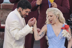 Homenaje artístico a Puerto Rico en Nueva York ensalza a Bad Bunny, la familia y el dominó