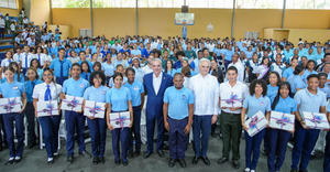 Presidente Abinader llama a estudiantes a enfocarse en inglés y tecnología para el futuro laboral
