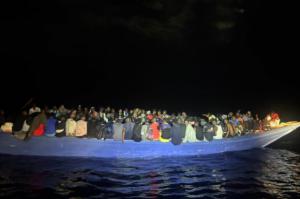 EE.UU. intercepta un barco con 240 migrantes haitianos cerca de las Islas Turcas y Caicos