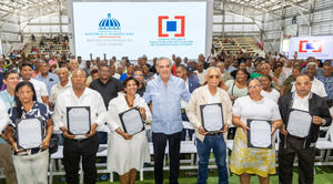Presidente Abinader entrega miles de títulos a sectores capitalinos del proyecto Domingo Savio