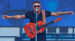 Un Alejandro Sanz emocionado agita en Madrid su bandera de las canciones para siempre