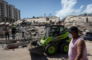 Vista general de las labores de rescate y remoción de escombros en una zona devastada por los terremotos del pasado 24 de junio en La Guaira (Venezuela).