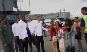 Llegan a República Dominicana 65 personas que residían en zona de terremotos en Venezuela