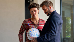 David Beckham firma La Pelota del Mundial gracias a la ayuda de su hijo Cruz Beckham