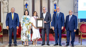 Presidente Abinader entrega Medalla al Mérito Magisterial 2026