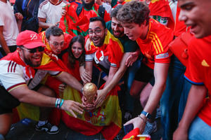 Celebración en Nueva York: Aficionados españoles festejan la victoria de La Roja en el Mundial 2026