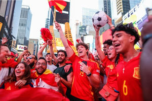 La hinchada española celebra por todo lo alto la victoria de ‘La roja’ en Nueva York