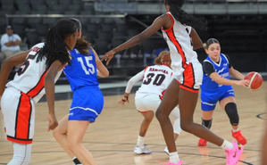 Acción baloncesto femenino.