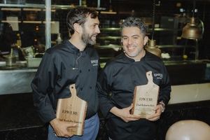 Chef Rodolfo García y chef Roberto Ruíz con sus reconocimientos al finalizar la cena a 8 tiempos.