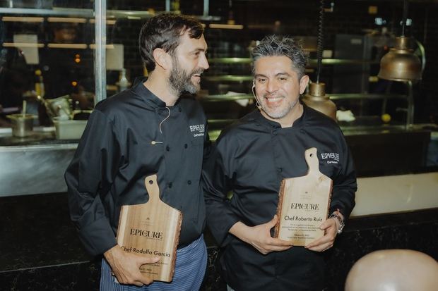 Chef Rodolfo García y chef Roberto Ruíz con sus reconocimientos al finalizar la cena a 8 tiempos.