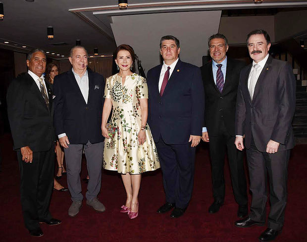 El ministro de Cultura, Arq. Eduardo Selman junto a otras personalidades en concierto de la Orquesta Sinfónica 2019.