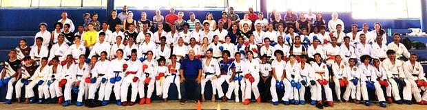 En el centro, Duglas Brouse, a su izquierda, el presidente histórico de FEDOKARATE, José Luis Ramírez (Borola) y en la derecha, la coordinadora de la actividad, Ana -Noris-Villanueva, inmortal del deporte dominicano.