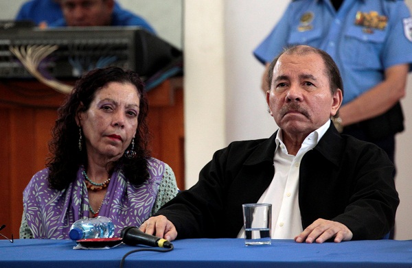 Daniel Ortega y su esposa