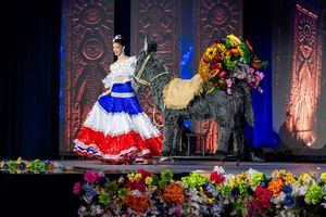 Alana Chalas Perdomo presenta un traje típico en honor a la marchanta criolla de San José de Ocoa