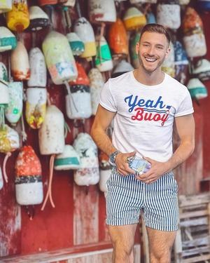 Pantalones cortos de verano y los polos son la nueva tendencia en la moda masculina