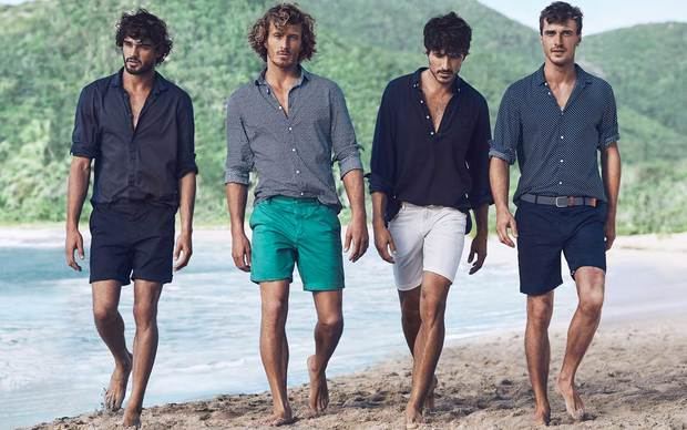 Pantalones cortos de verano y los polos son la nueva tendencia en la moda masculina.