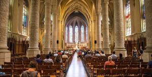 La mayor segregación racial de EE.UU. ocurre los domingos en la iglesia, según un clérigo