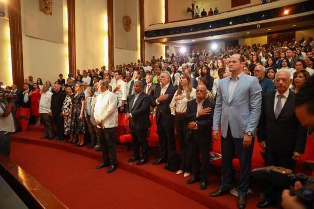 Siete figuras reciben Medalla de Honor en homenaje al legado de José Francisco Peña Gómez.